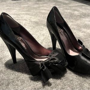 Paris Hilton patent leather heels side bow size 7